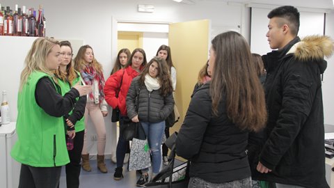 Becàries mostrant les instal·lacions de l'Escola