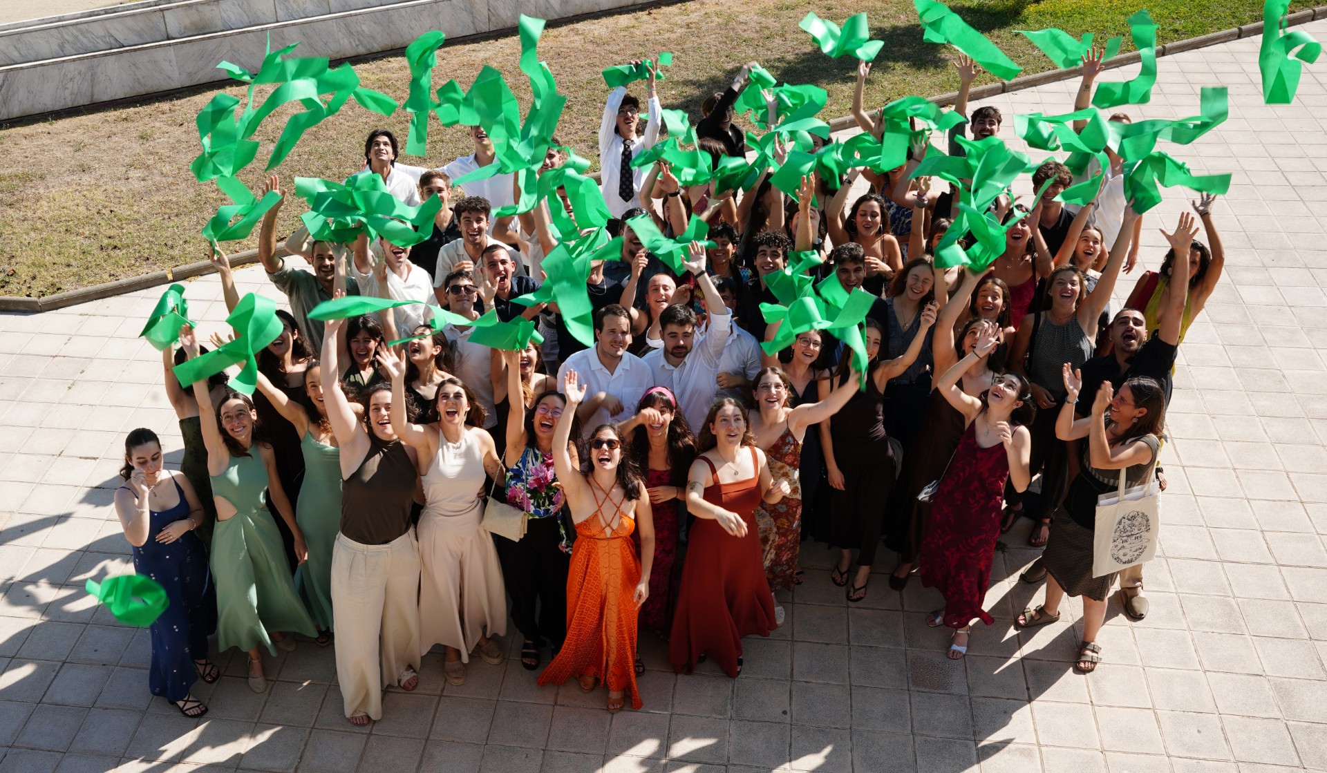 Alumnat amb la banda de graduació 