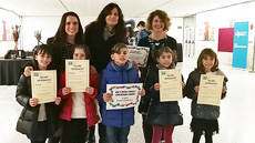 Maria Mont, Mònica Franco, Melinda Dooly amb alumnes de Primària