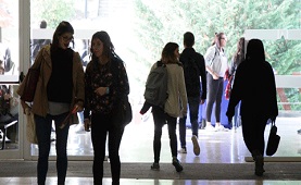 Alumnes caminant