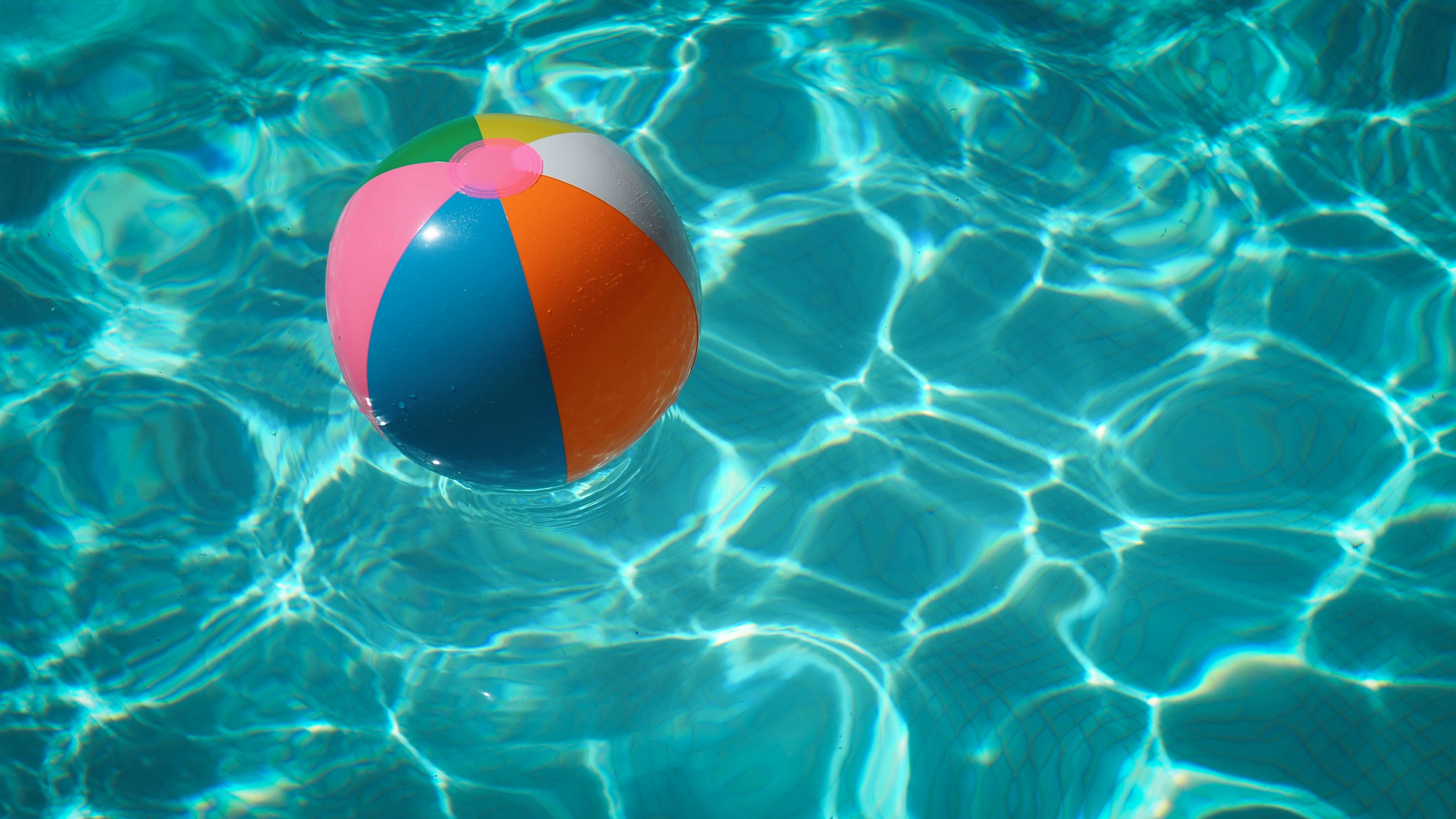 Aigua de piscina amb una pilota de colors