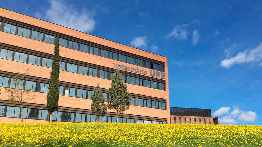 Façana de la Facultat de Veterinària a la primavera 