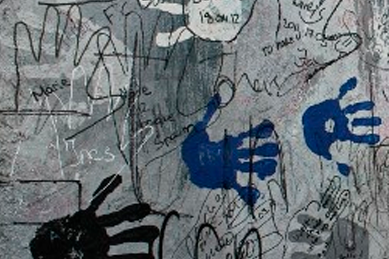 Mural de paret plena de mans de colors