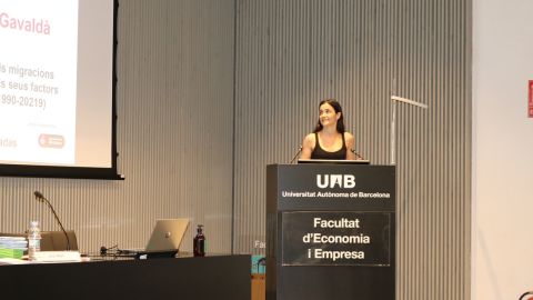 Estudiant premiada fa un discurs