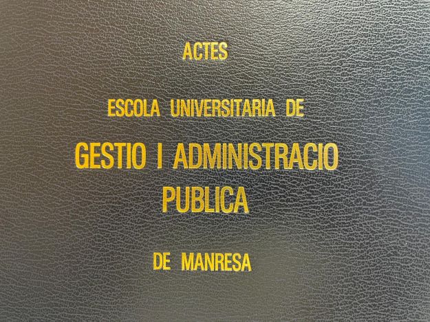 Fotografia llibre d'actes de l'ecola universitària de Gestió i administració pública de manresa