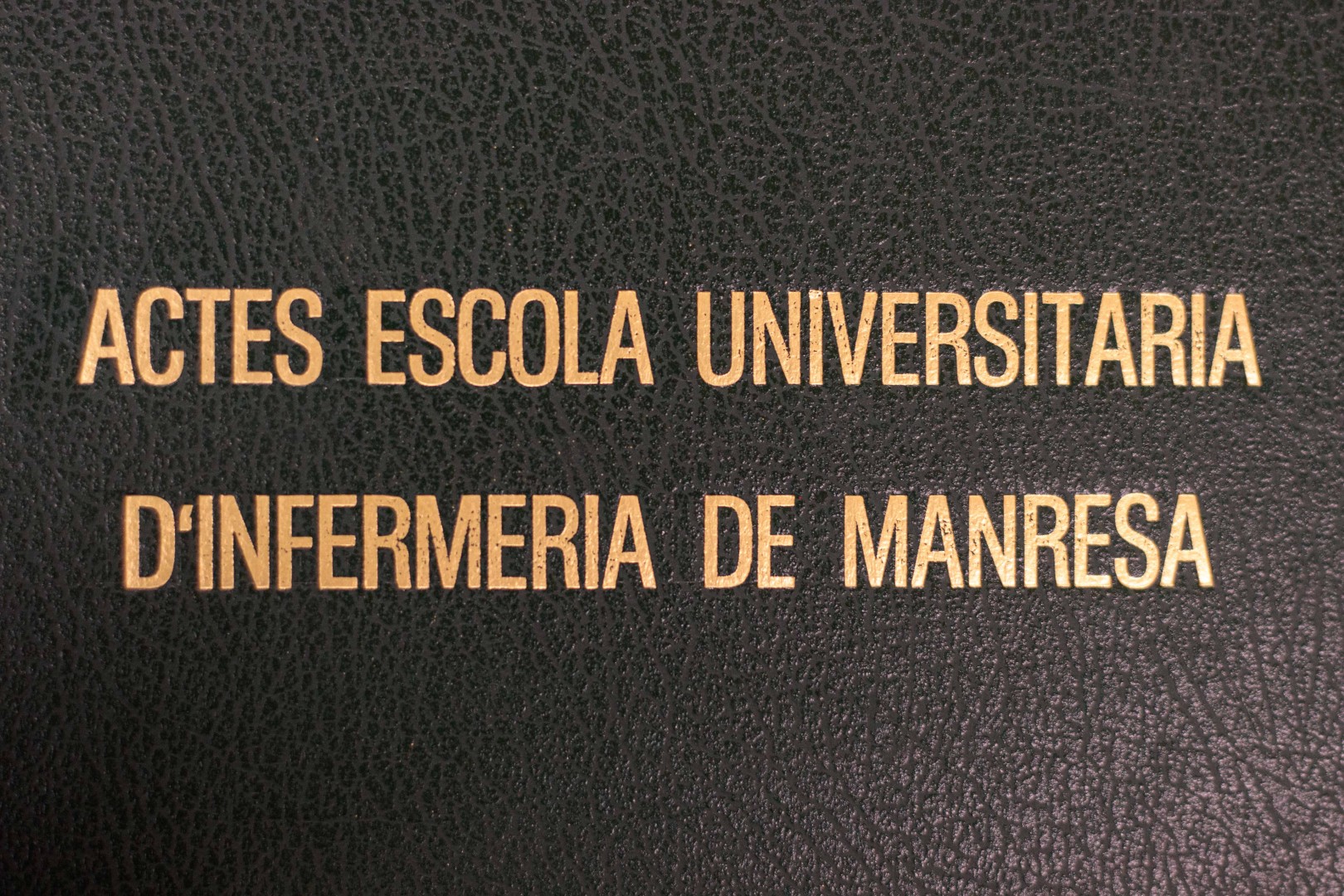 Fotografia llibre d'actes de notes de l'escola universitària de ciències de la salut de Manresa