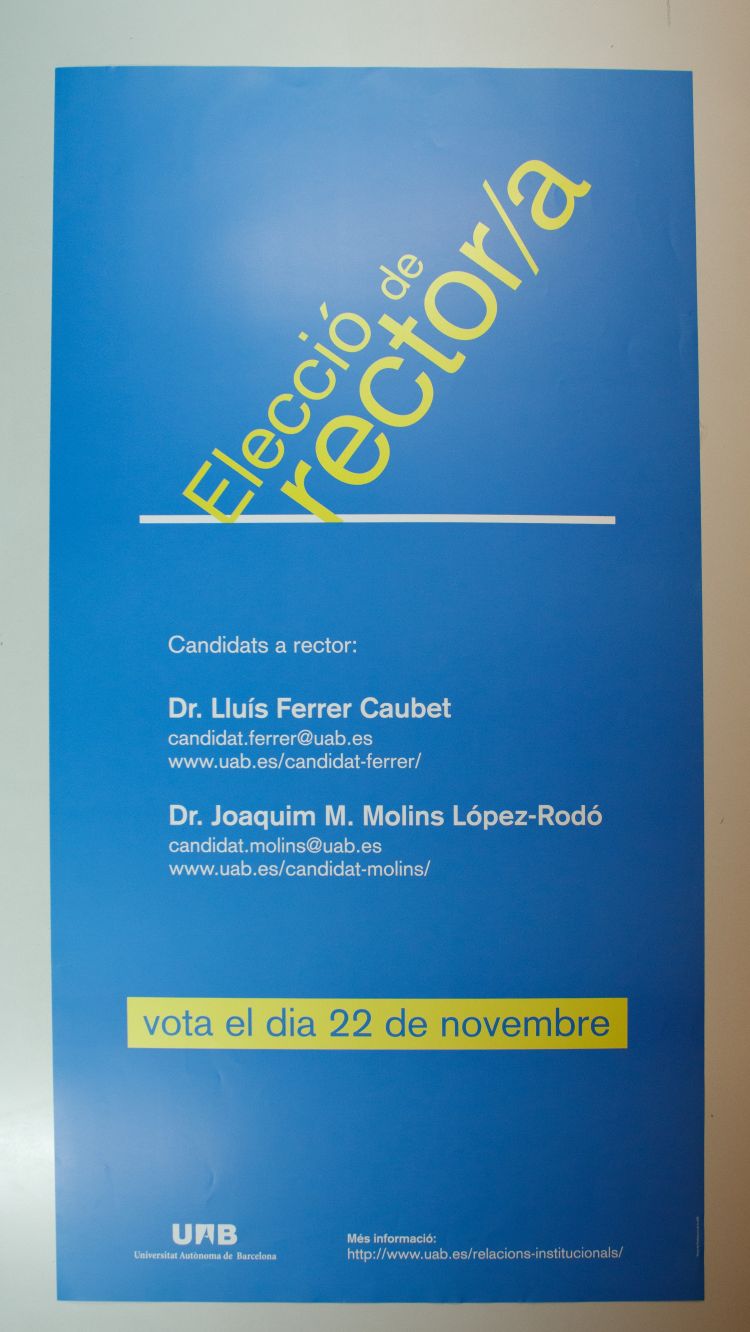 Amplia la imatge Cartell blau Elecció a Rector/a de l'any 2005