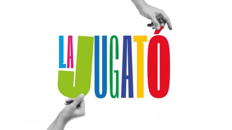 Dues mans sostenint les paraules La Jugató