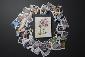 Fotografia per anunciar la presentació de l'exposició El nen que va vendre el món de Dom Fernández