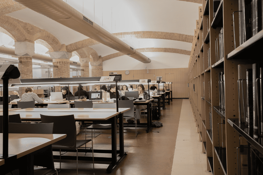 Interior de la sala d'estudi de la Biblioteca Josep Laporte