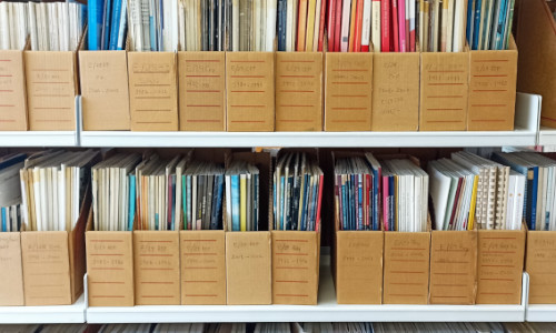 Prestatge amb arxivadors d'informes d'empreses