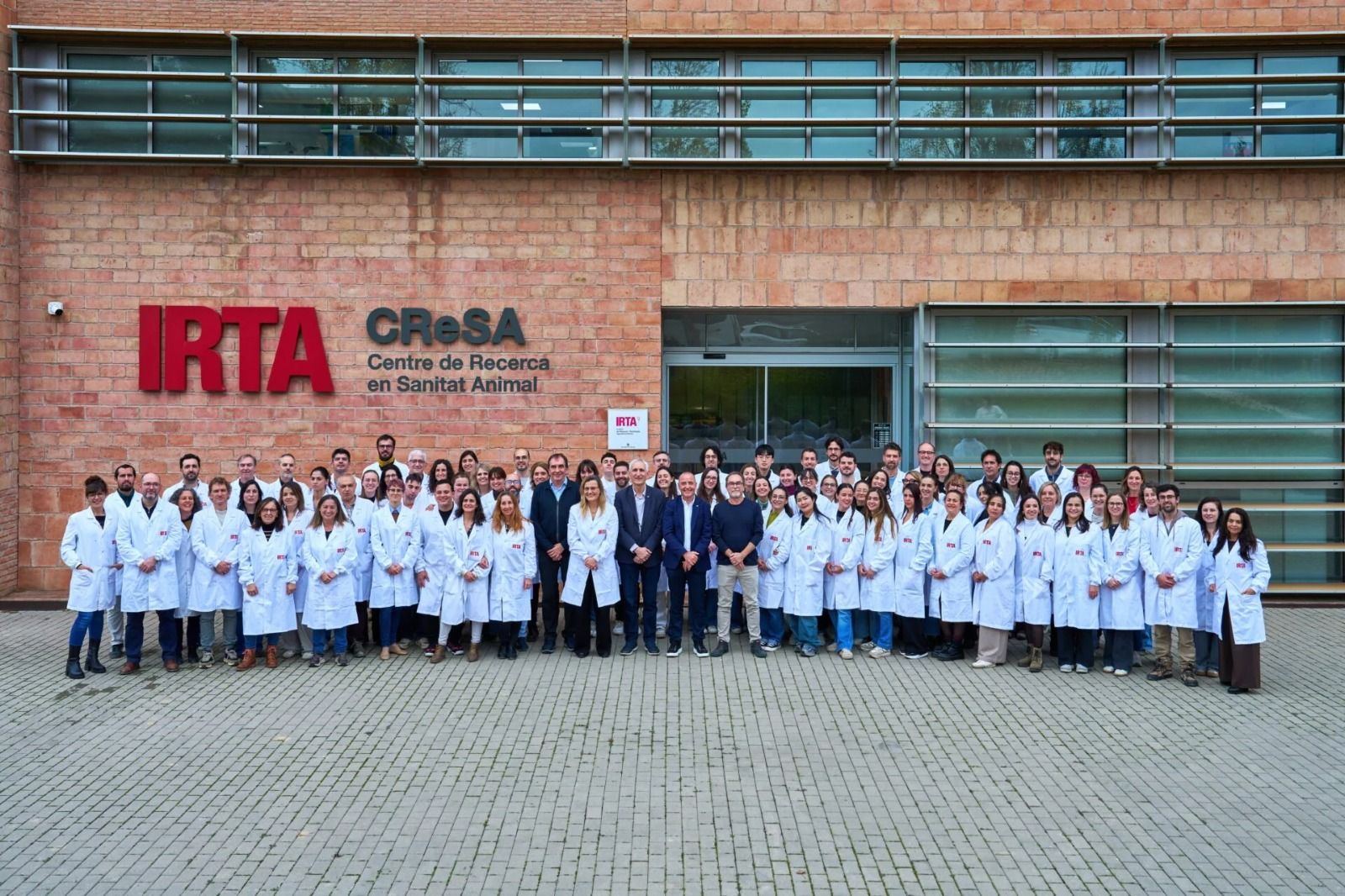 Professionals de l’IRTA-CReSA davant la façana de l’edifici