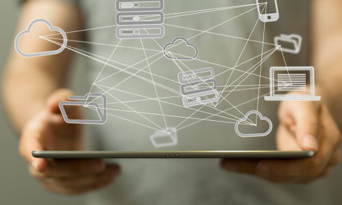 Persona amb una tauleta electrònica a les mans