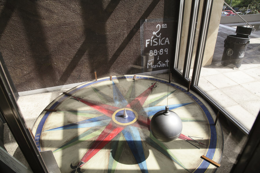 Péndulo de Focault a la entrada de l'edifici de la Facultat de Ciències