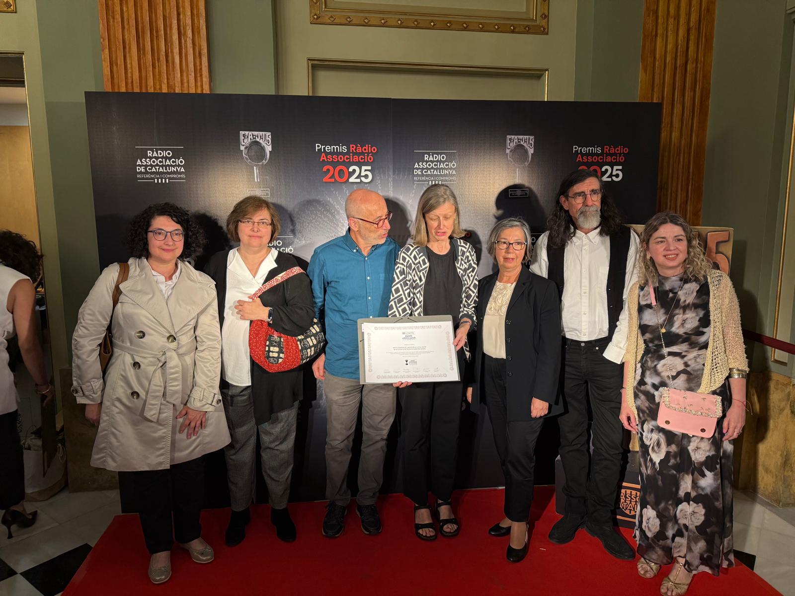 L'equip de l'Arxiu Sonor de la Ràdio a Catalunya de la UAB durant els premis Ràdio Associació 2025.