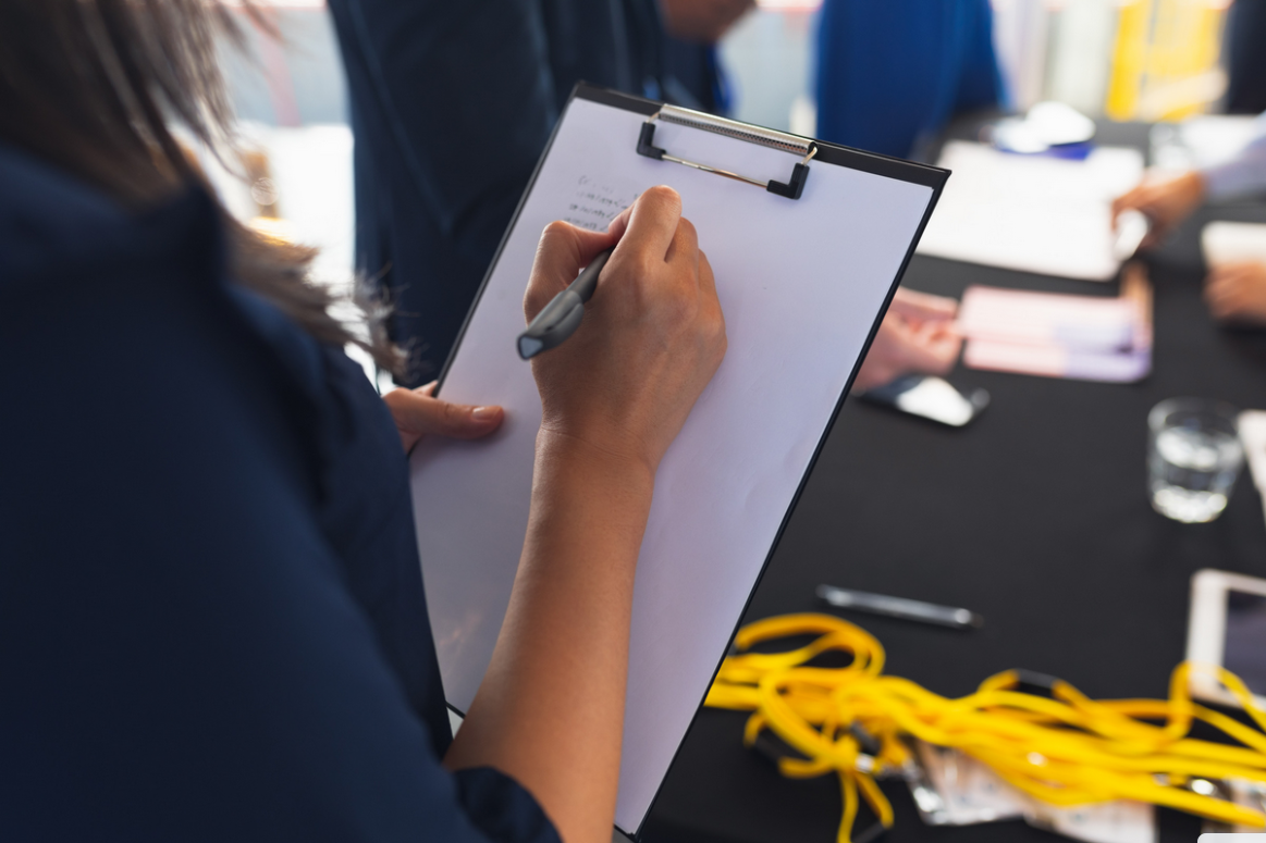 Imatge persona anotant quelcom en una carpeta