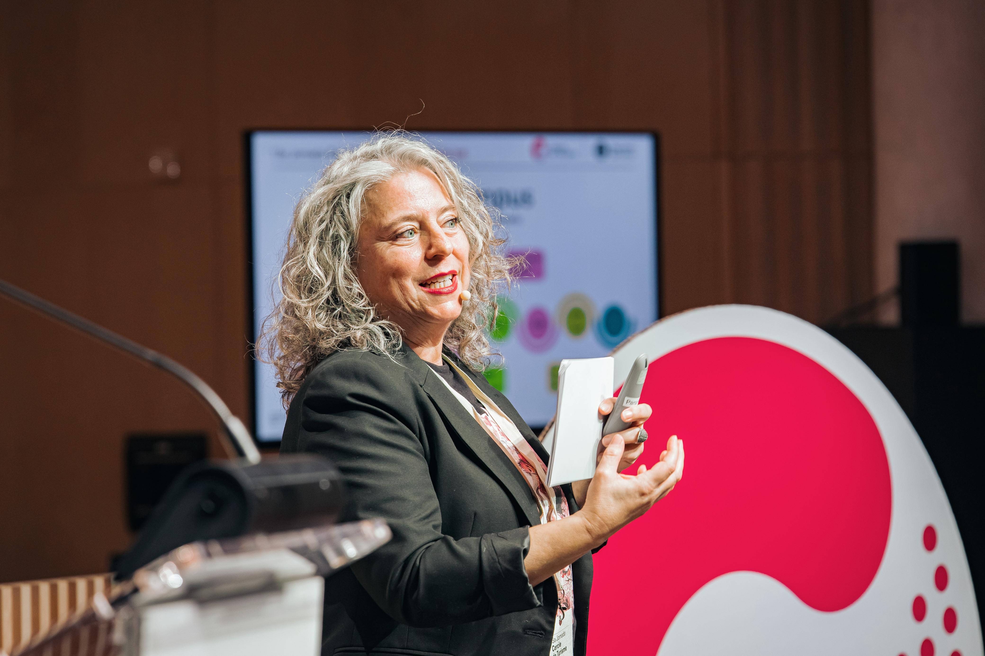 Maria Clarella durant la presentació al Cercle de Turisme