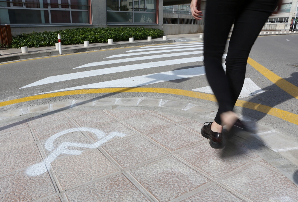 Pas de viananants adaptat per cadira de rodes