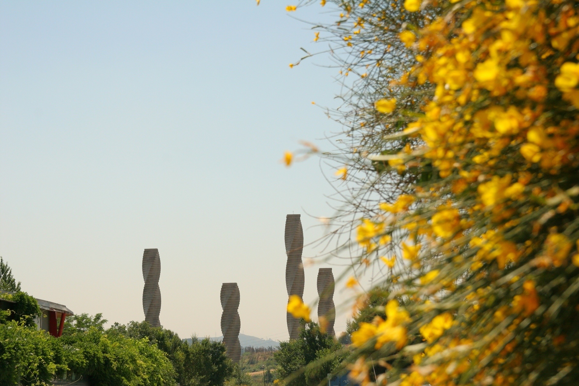 Visita de les quatre columnes de la UAB de lluny i ginesta en primer pla