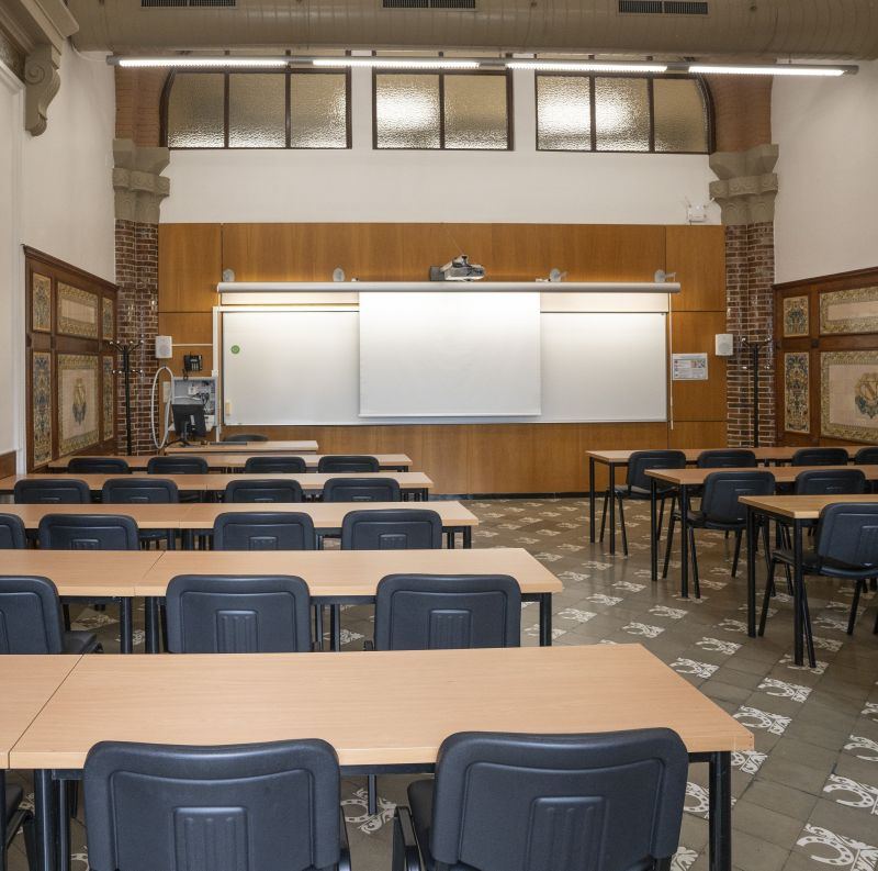 Amplia la imatge Aula amb decoracions modernistes de Casa Convalescència