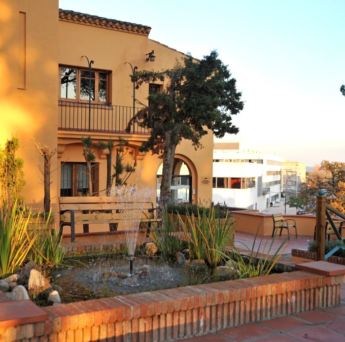 Amplia la imatge Exteriors jardi i façana de Torre Vila Puig UAB