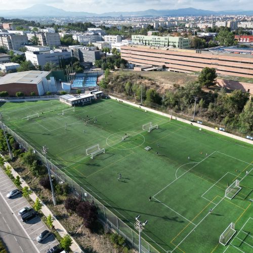 Amplia la imatge Imatge aeria del camp de futbol i pavelló