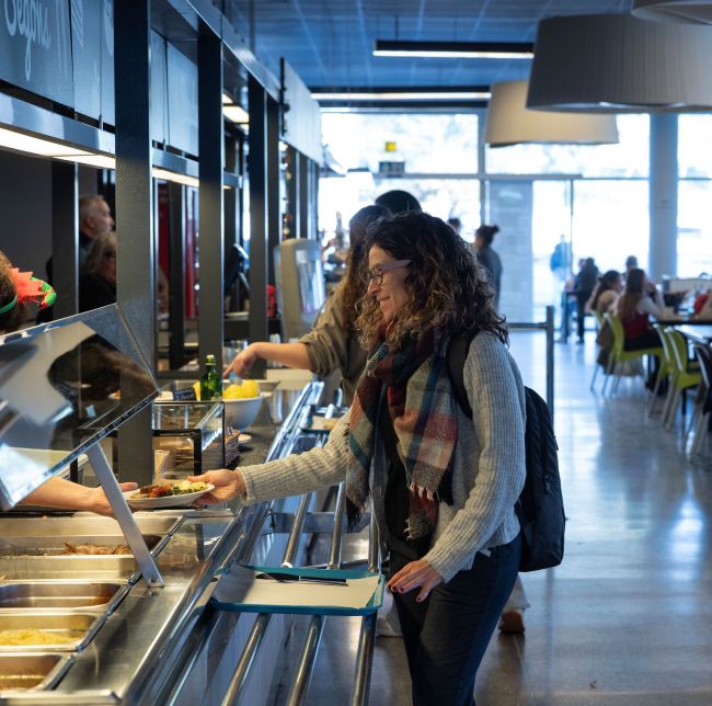 Amplia la imatge Imatge línea de self a Plaça Civica