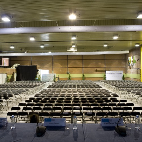 Amplia la imatge Poliesportiu del SAF amb muntatge per sessió plenària de 800 persones