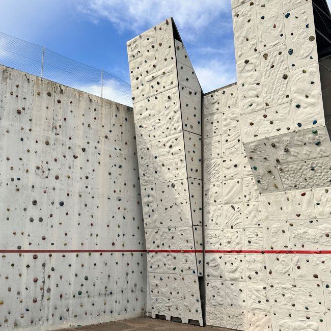 Amplia la imatge Rocòdrom exterior Servei d'Activitat Física