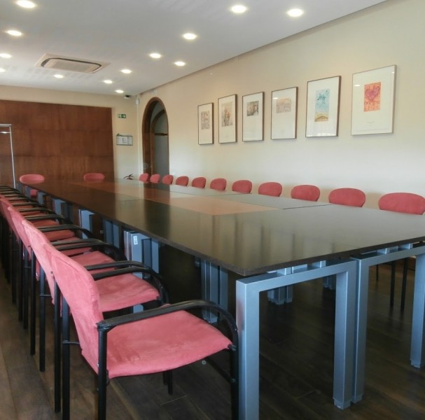 Amplia la imatge Sala de reunió de la Torre Vila Puig UAB