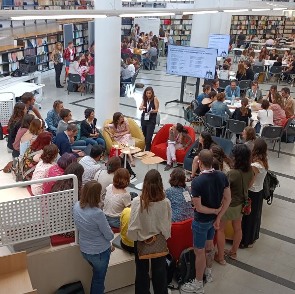 Amplia la imatge Sala de Revistes de la Facultat de Lletres