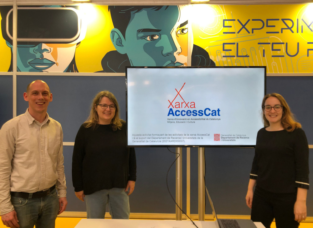 Membres d'Accesscat al taller de l'EspaiCiència