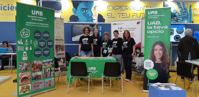 Els membres del taller d'arqueobotànica a  l'EspaiCiència