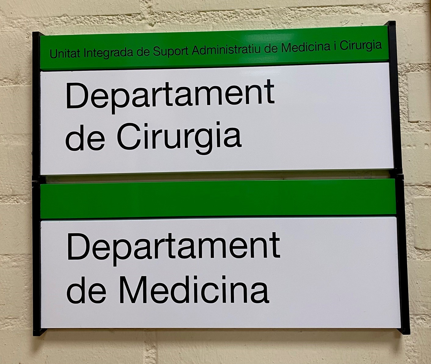  Placa de senyalització dels departaments de Cirurgia i Medicina
