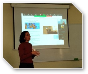  Dra. Júlia Llompart durant el taller fent una presentació