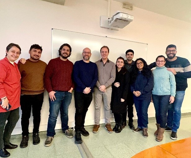  El professor Sebastián Plá amb els assistents al seminari