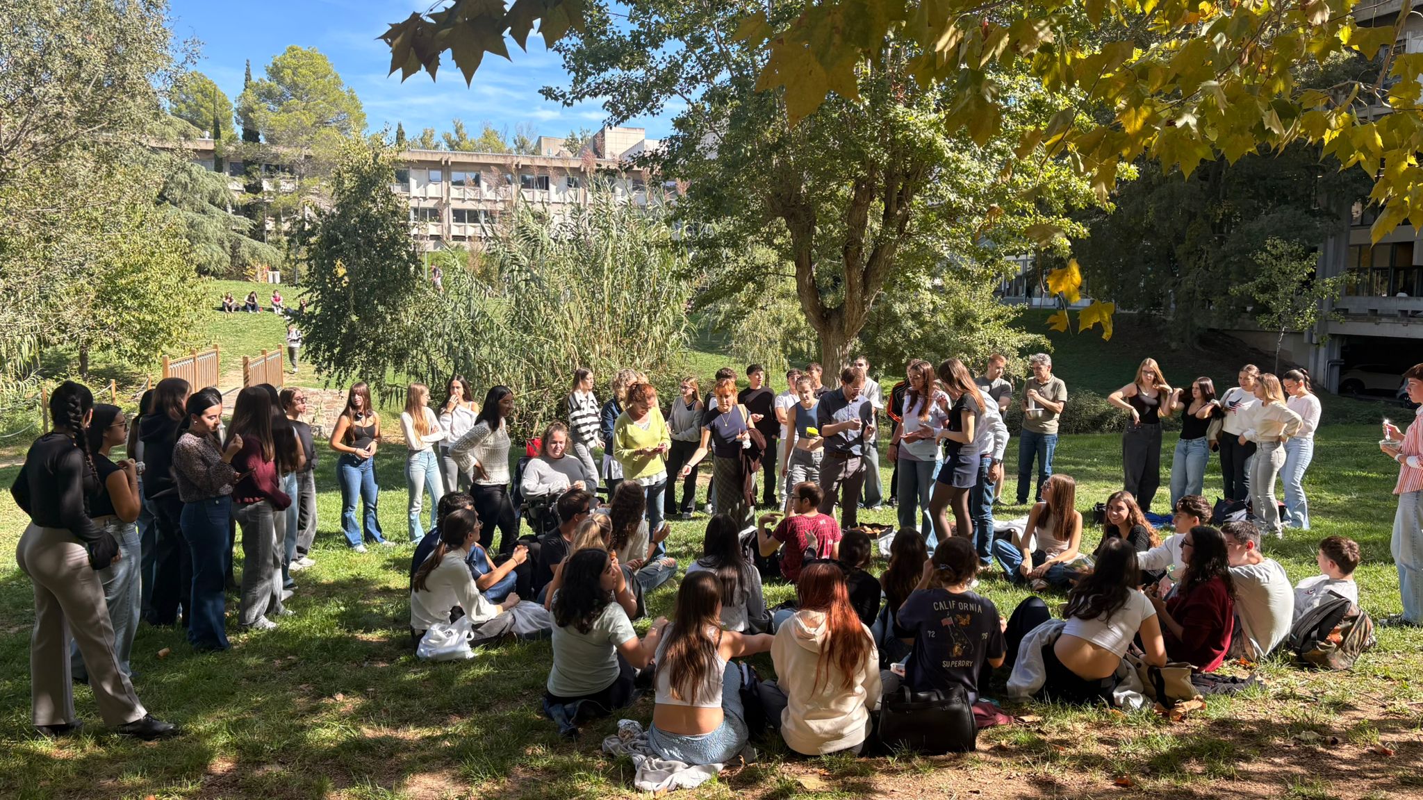 Picnic de benvinguda als estudiants a la gespa