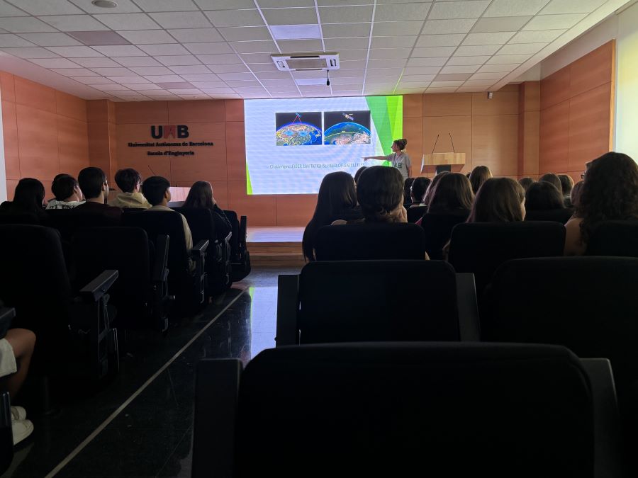 Imatge de la conferència d'Ángeles Vázquez sobre la comunicació quàntica des de l'espai.