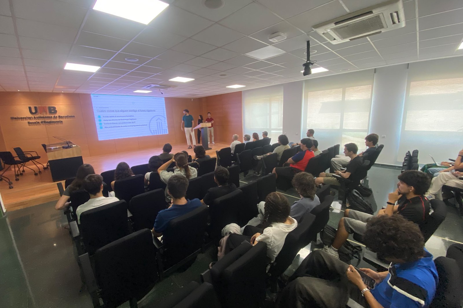 La Sala de Graus de l'Escola d'Enginyeria plena d'estudiants