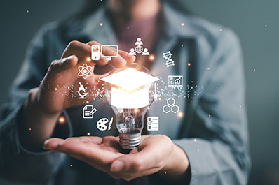 imatge d'unes mans amb una bombeta