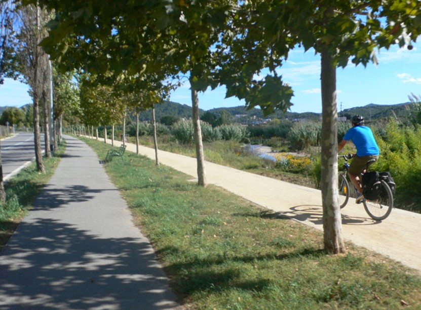 Ciclista per carril bici costat riu besòs a Montcada