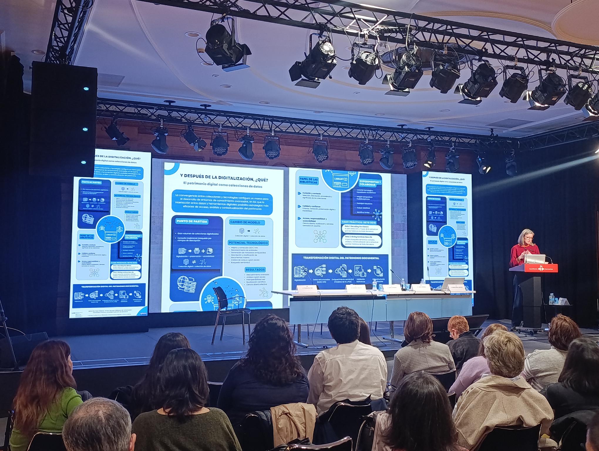 Marta Rial de peu presentant el pòster.