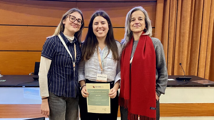 La guanyadora del premi, Laia Marín Gual (centre), juntament amb la finalista, Lucía Álvarez González (esquerra), i Aurora Ruiz-Herrera.