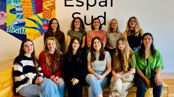 Aurora Ruiz-Herrera (segona per la dreta a la fila de dalt) amb les components de l'equip d'investigació que dirigeix a l'IBB-UAB.