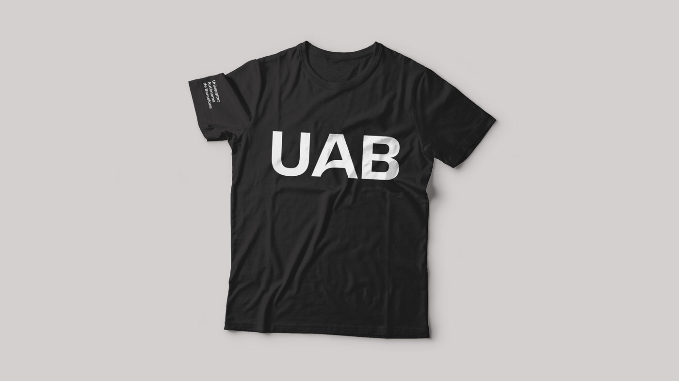 Samarreta tinta blanca sobre fons negre UAB marxandatge