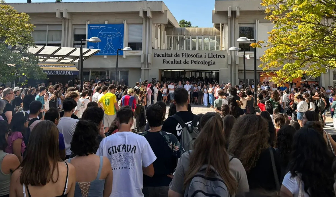 Alumnat de Filosofia i Llletres a una concentració davant l'entrada de la Facultat