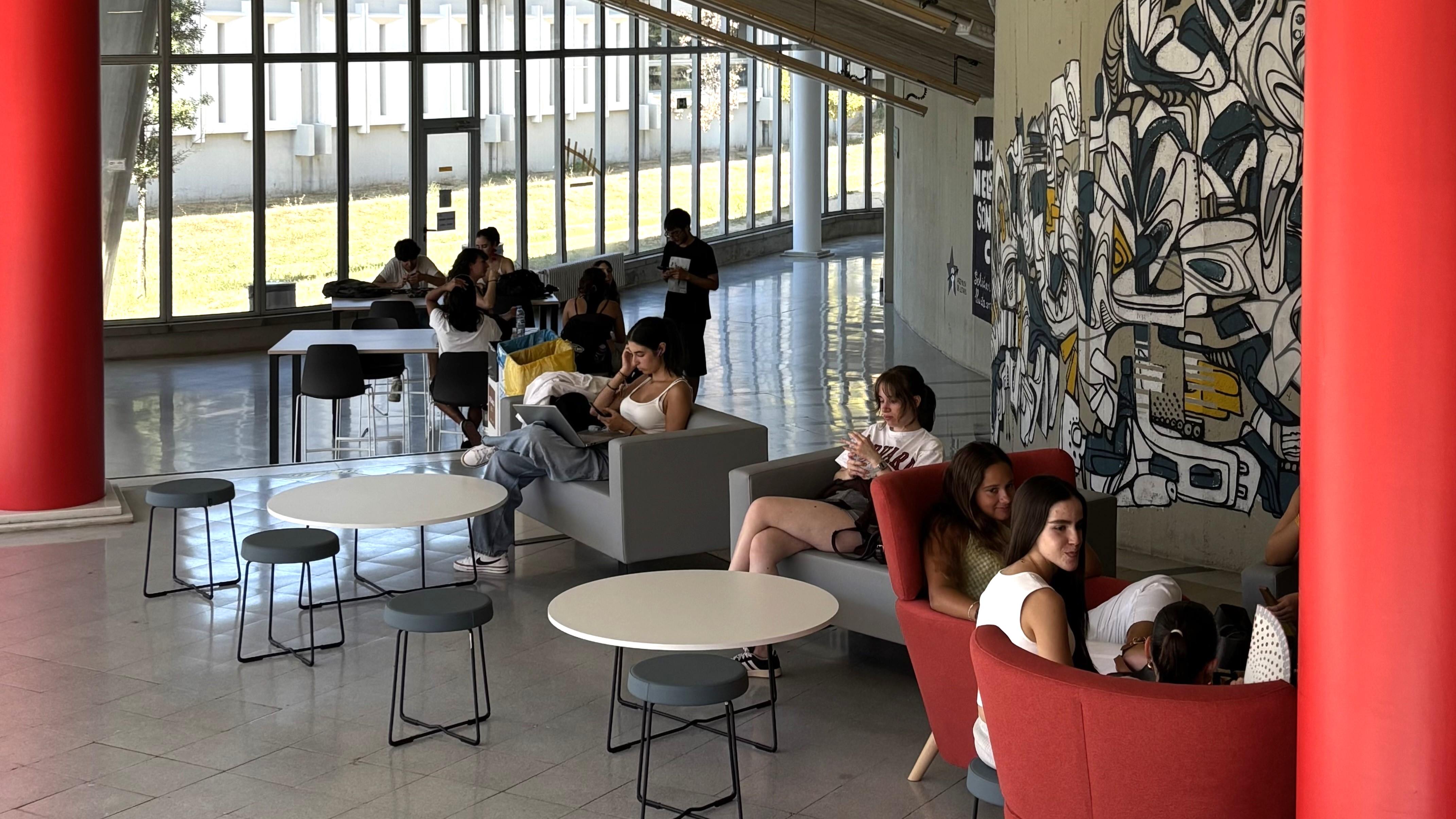 Alumnat al nou espai de la Facultat