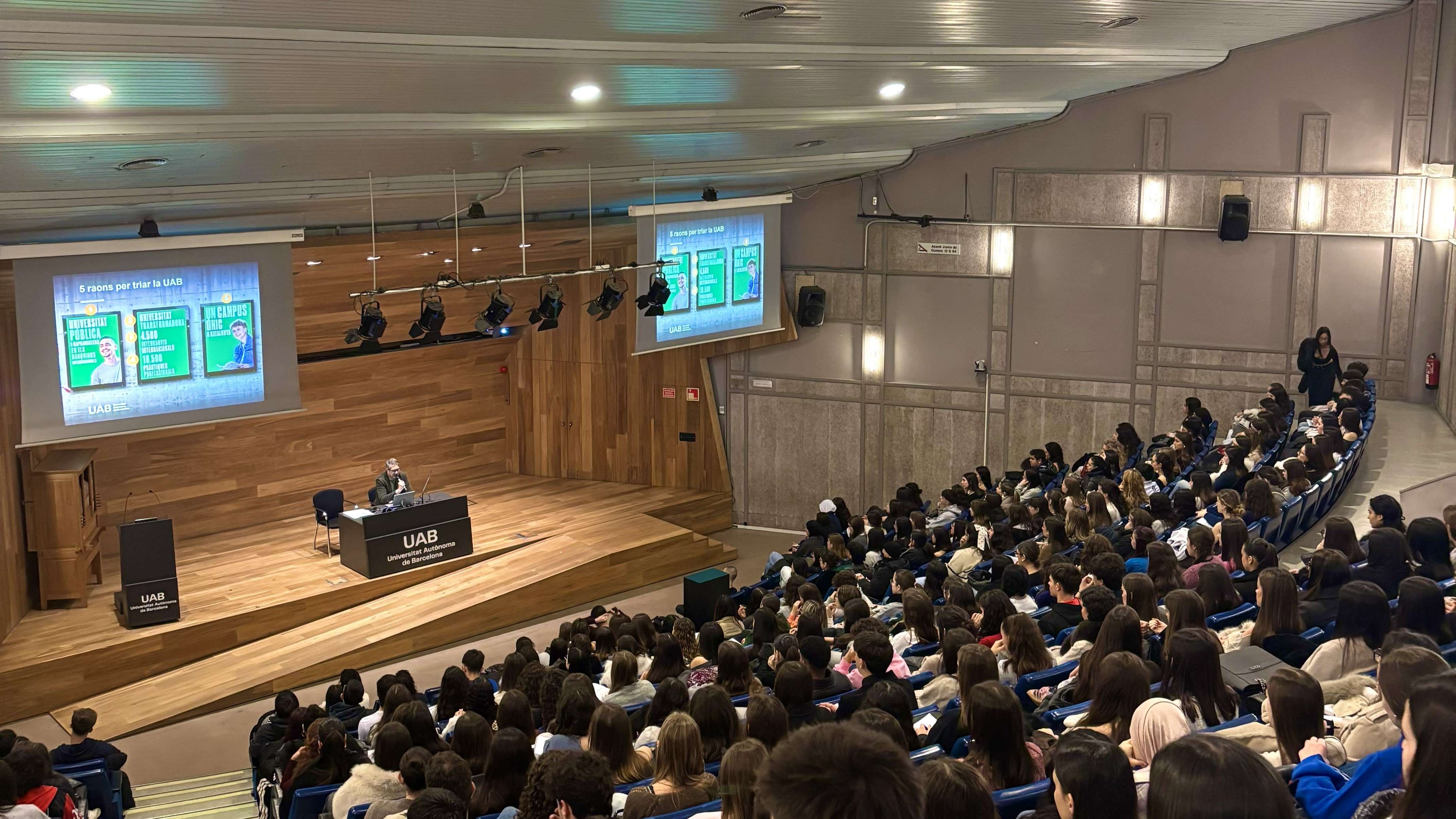 Auditori de la Facultat de Filosofia i Lletres durant la Jornada de Portes Obertes