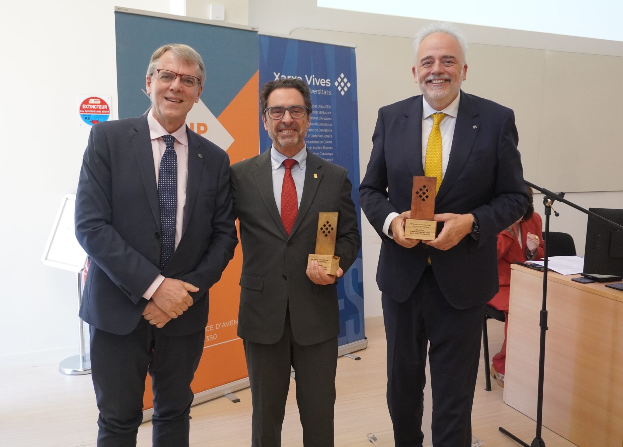 El rector Javier Lafuente va recollir el premi amb el rector de la UB, Joan Guàrdia. Els hi va lliurar el premi el vicepresident de la Xarxa Vives, Oriol Amat.