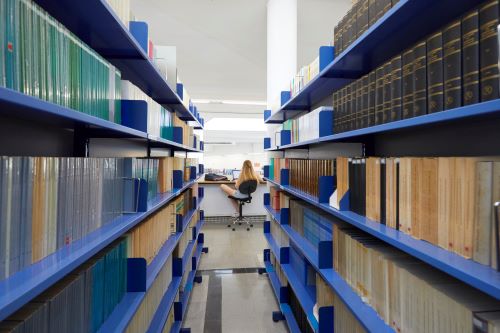 Amplia la imatge Llibres a la Biblioteca d'humanitats